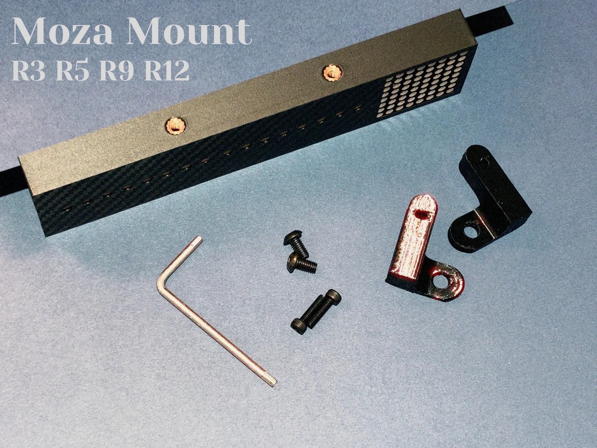 The MOZA mount and everything that comes with it: the mount, its bolts, two angle brackets and the hex key. Fits the MOZA R3, R5, R9 and R12